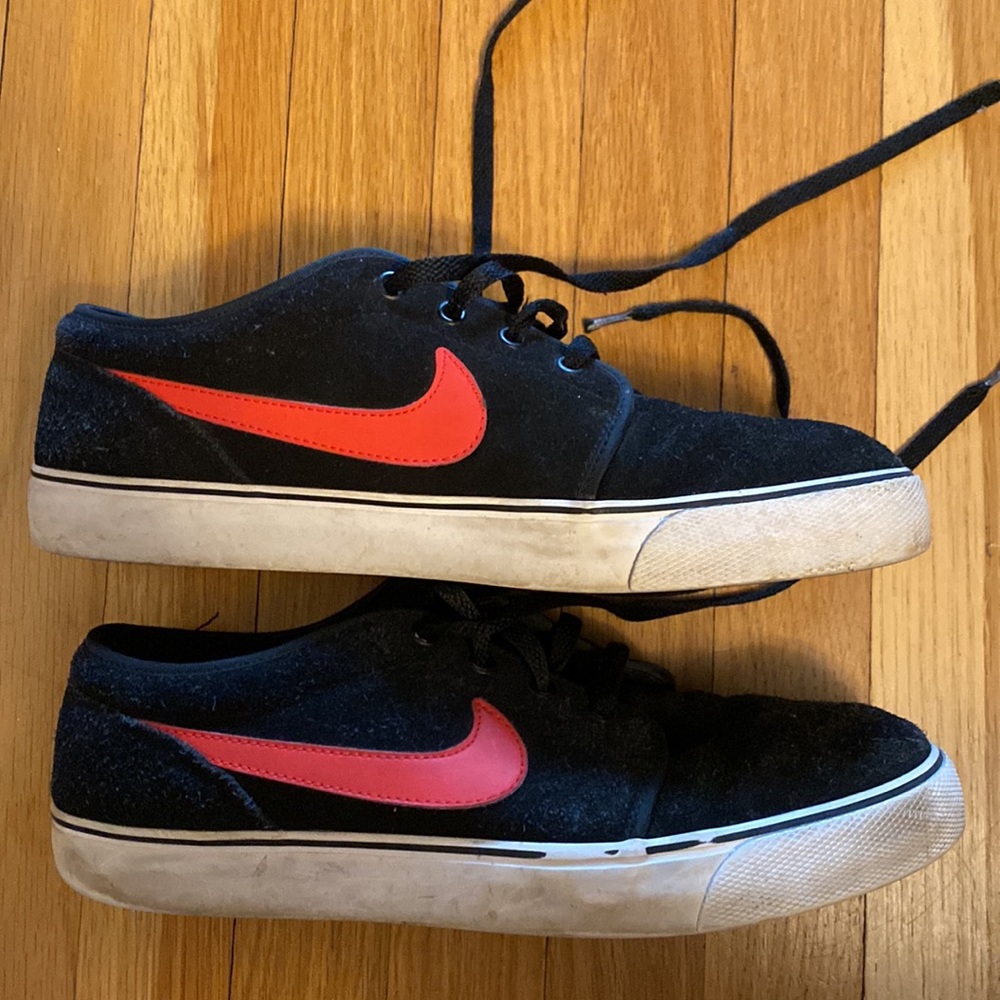 Nike black skate sneaker low top